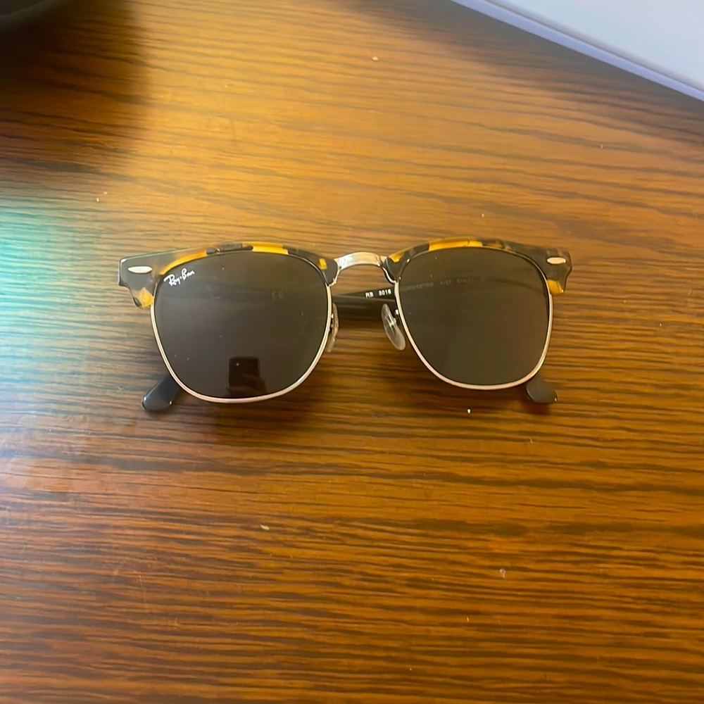 Ray-Ban Clubmaster (tortoise and black)